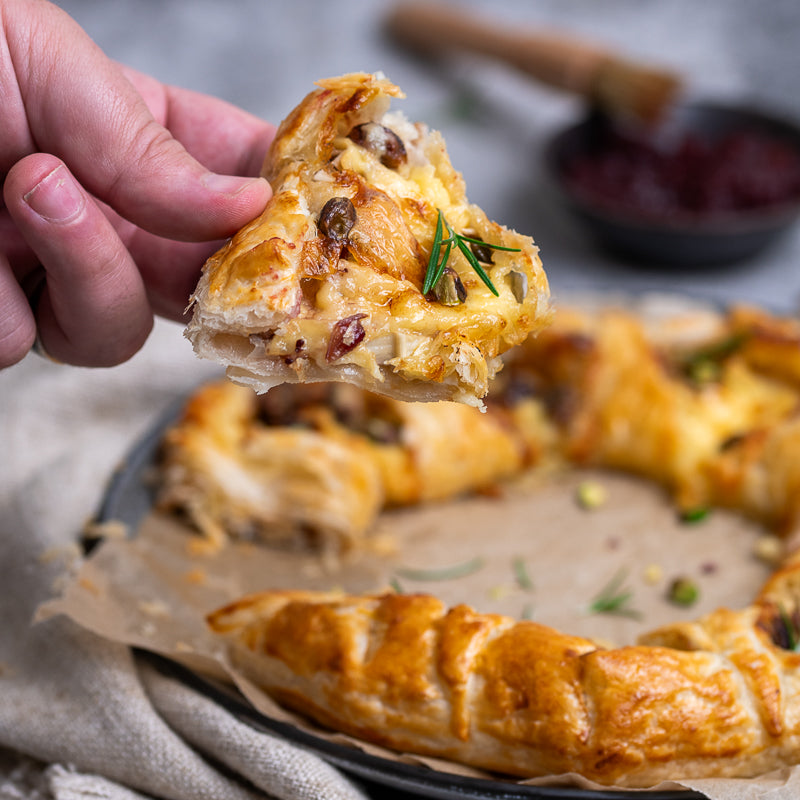 FoodSt Signature Cranberry, Brie & Pistachio Wreath